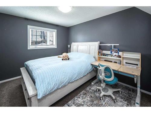 315 Hawkstone Close Nw, Calgary, AB - Indoor Photo Showing Bedroom