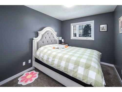 315 Hawkstone Close Nw, Calgary, AB - Indoor Photo Showing Bedroom