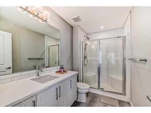 47 Crestbrook Drive Sw, Calgary, AB - Indoor Photo Showing Bathroom