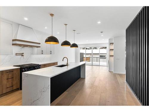 724 25 Avenue Nw, Calgary, AB - Indoor Photo Showing Kitchen With Upgraded Kitchen