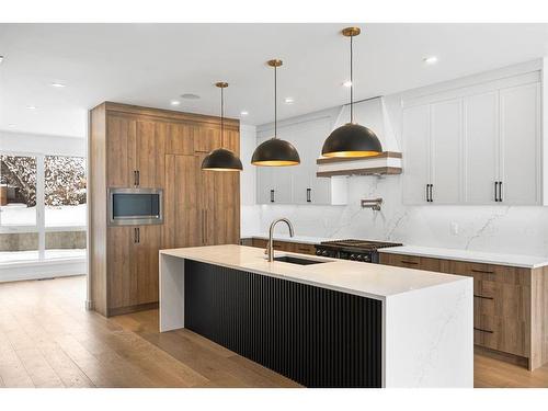 724 25 Avenue Nw, Calgary, AB - Indoor Photo Showing Kitchen