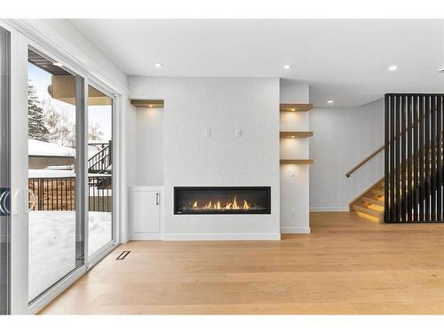 724 25 Avenue Nw, Calgary, AB - Indoor With Fireplace