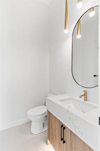 724 25 Avenue Nw, Calgary, AB - Indoor Photo Showing Bathroom