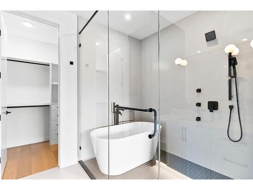 724 25 Avenue Nw, Calgary, AB - Indoor Photo Showing Bathroom