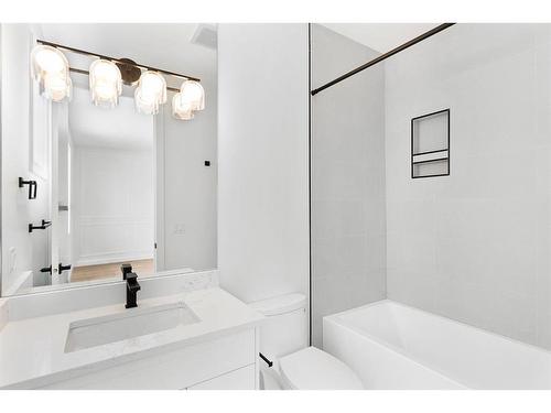 724 25 Avenue Nw, Calgary, AB - Indoor Photo Showing Bathroom