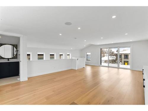 724 25 Avenue Nw, Calgary, AB - Indoor Photo Showing Living Room