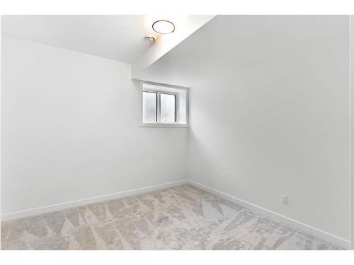 724 25 Avenue Nw, Calgary, AB - Indoor Photo Showing Bathroom