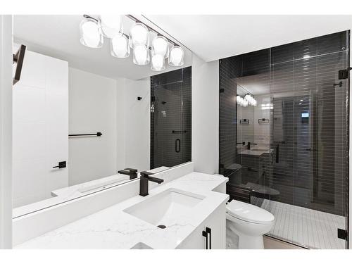 724 25 Avenue Nw, Calgary, AB - Indoor Photo Showing Bathroom