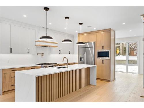 726 25 Avenue Nw, Calgary, AB - Indoor Photo Showing Kitchen With Upgraded Kitchen