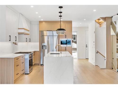 726 25 Avenue Nw, Calgary, AB - Indoor Photo Showing Kitchen With Upgraded Kitchen