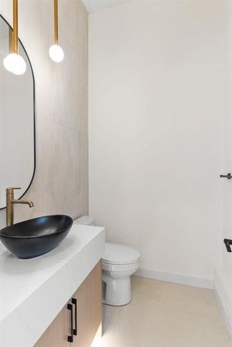 726 25 Avenue Nw, Calgary, AB - Indoor Photo Showing Bathroom