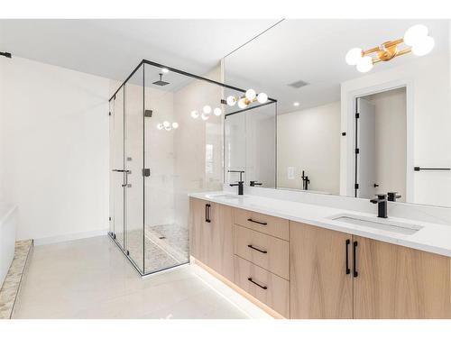 726 25 Avenue Nw, Calgary, AB - Indoor Photo Showing Bathroom