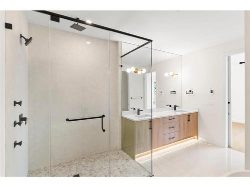 726 25 Avenue Nw, Calgary, AB - Indoor Photo Showing Bathroom