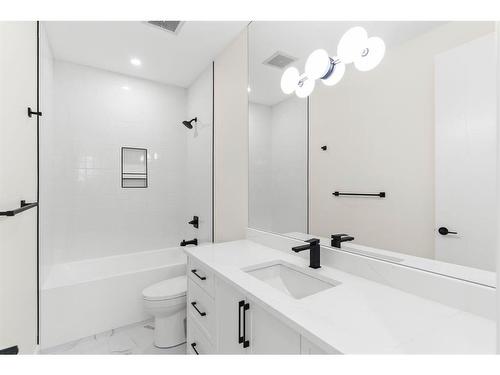 726 25 Avenue Nw, Calgary, AB - Indoor Photo Showing Bathroom