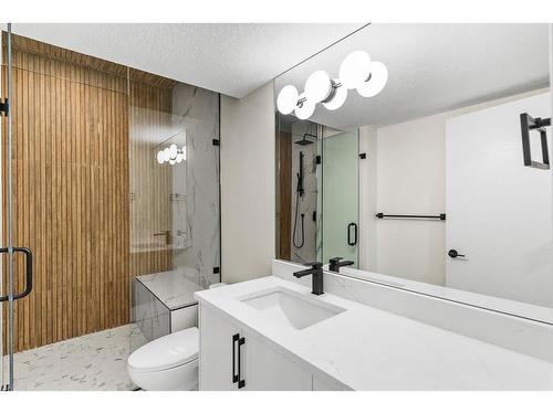 726 25 Avenue Nw, Calgary, AB - Indoor Photo Showing Bathroom