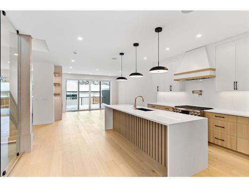 726 25 Avenue Nw, Calgary, AB - Indoor Photo Showing Kitchen With Upgraded Kitchen