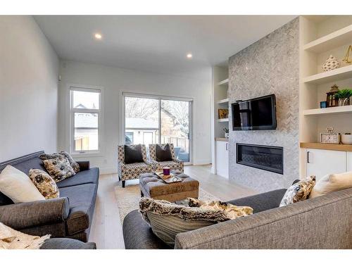 224 8 Avenue Ne, Calgary, AB - Indoor Photo Showing Living Room With Fireplace