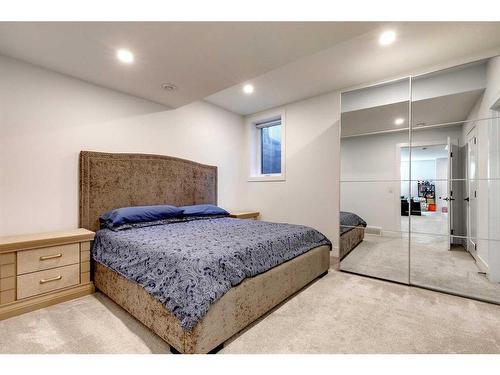 224 8 Avenue Ne, Calgary, AB - Indoor Photo Showing Bedroom