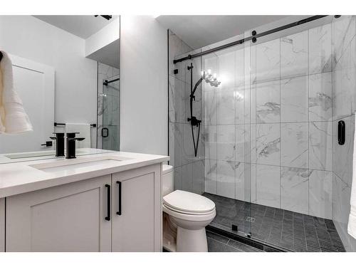 224 8 Avenue Ne, Calgary, AB - Indoor Photo Showing Bathroom