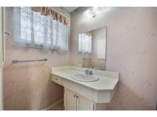 4448 Brentwood Green Nw, Calgary, AB - Indoor Photo Showing Bathroom