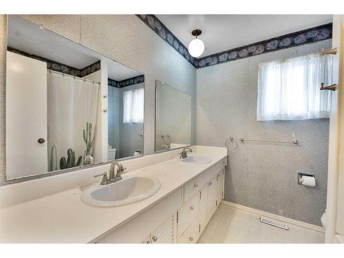 4448 Brentwood Green Nw, Calgary, AB - Indoor Photo Showing Bathroom