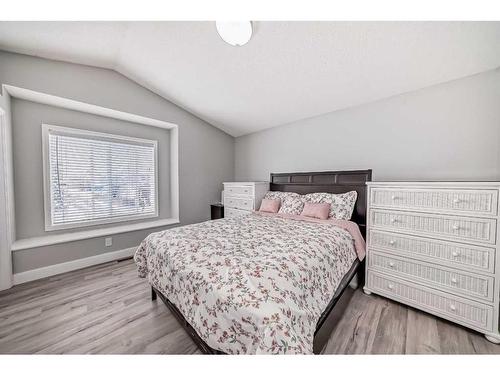 1310 Somerside Drive Sw, Calgary, AB - Indoor Photo Showing Bedroom