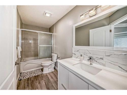 1310 Somerside Drive Sw, Calgary, AB - Indoor Photo Showing Bathroom
