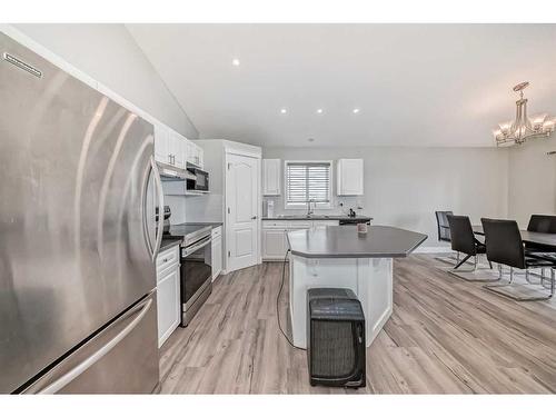 1310 Somerside Drive Sw, Calgary, AB - Indoor Photo Showing Kitchen