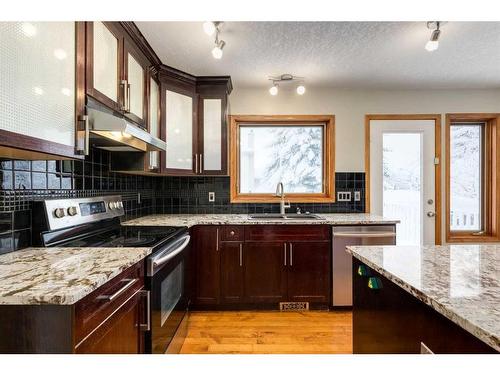 130 Hamptons Grove Nw, Calgary, AB - Indoor Photo Showing Kitchen