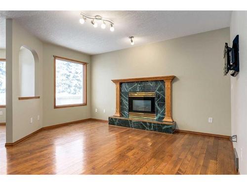130 Hamptons Grove Nw, Calgary, AB - Indoor Photo Showing Living Room With Fireplace