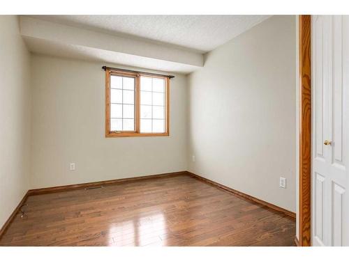 130 Hamptons Grove Nw, Calgary, AB - Indoor Photo Showing Other Room