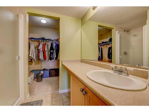 305-345 Rocky Vista Park Nw, Calgary, AB - Indoor Photo Showing Bathroom
