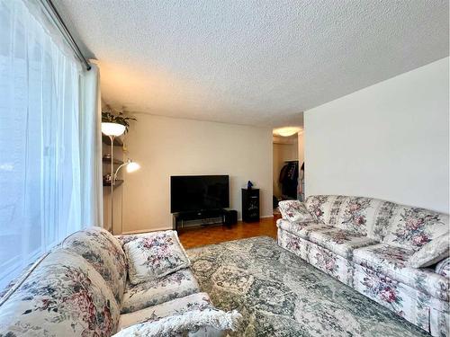 307-315 Heritage Drive Se, Calgary, AB - Indoor Photo Showing Living Room