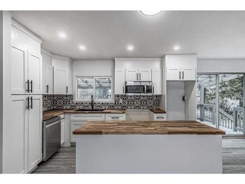 220008 Township Rd 291 Road Se, Rural Kneehill County, AB - Indoor Photo Showing Kitchen With Upgraded Kitchen