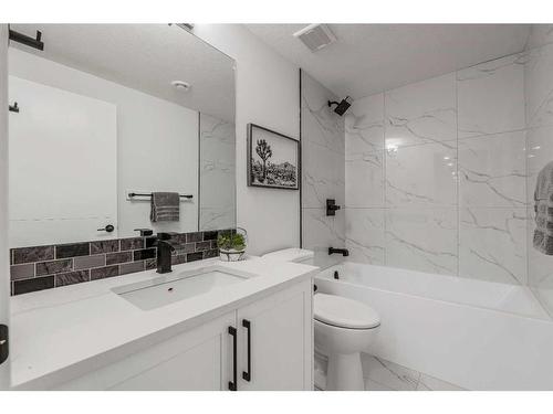 1327 Mapleglade Crescent Se, Calgary, AB - Indoor Photo Showing Bathroom