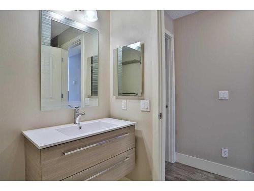 4-101 Village Heights Sw, Calgary, AB - Indoor Photo Showing Bathroom
