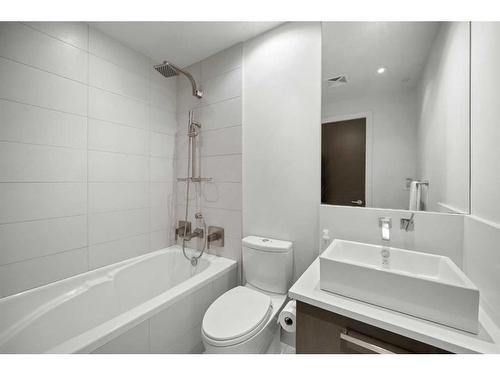 803-10 Shawnee Hill Sw, Calgary, AB - Indoor Photo Showing Bathroom