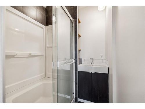 3835 Parkhill Street Sw, Calgary, AB - Indoor Photo Showing Bathroom