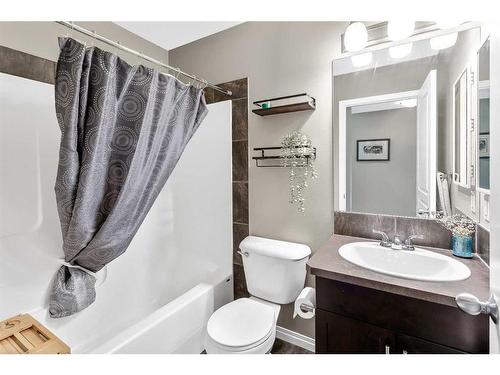 127 New Brighton Villas Se, Calgary, AB - Indoor Photo Showing Bathroom