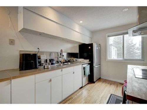 403-410 Buffalo Street, Banff, AB - Indoor Photo Showing Kitchen With Double Sink