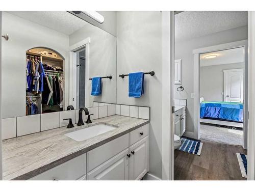 86 Chapala Crescent Se, Calgary, AB - Indoor Photo Showing Bathroom