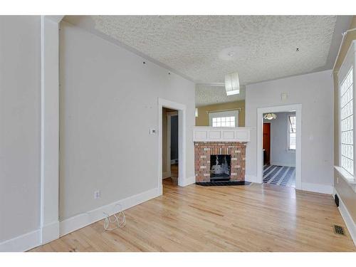 432 15 Avenue Ne, Calgary, AB - Indoor Photo Showing Living Room With Fireplace