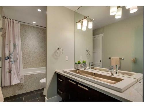 37 28 Avenue Sw, Calgary, AB - Indoor Photo Showing Bathroom