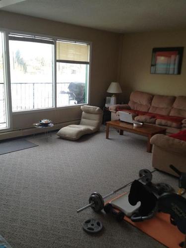 4404 4 Street Nw, Calgary, AB - Indoor Photo Showing Living Room