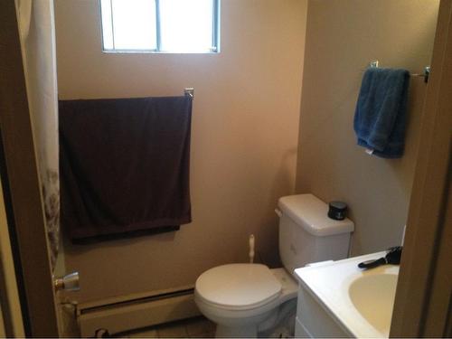 4404 4 Street Nw, Calgary, AB - Indoor Photo Showing Bathroom