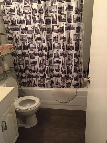 4404 4 Street Nw, Calgary, AB - Indoor Photo Showing Bathroom