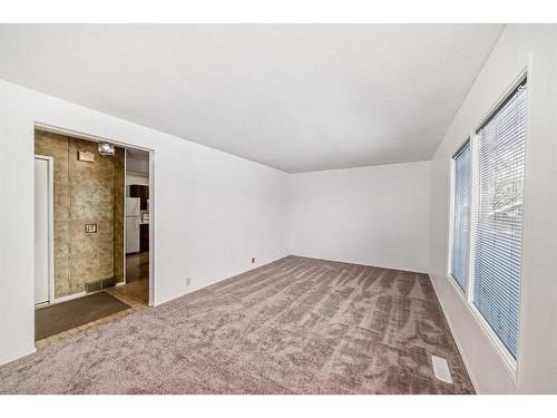 4316 6 Avenue Se, Calgary, AB - Indoor Photo Showing Other Room