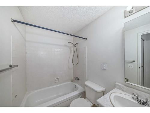 4316 6 Avenue Se, Calgary, AB - Indoor Photo Showing Bathroom