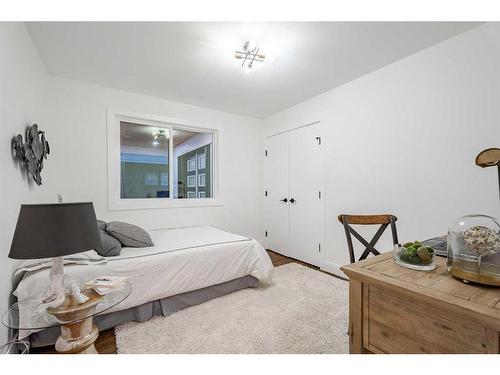 4228 Vauxhall Crescent Nw, Calgary, AB - Indoor Photo Showing Bedroom