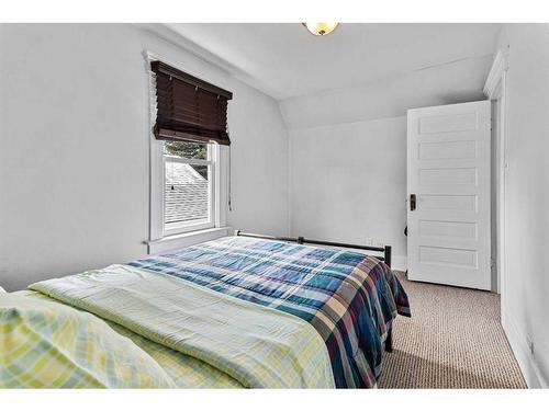 724 14 Street Se, Calgary, AB - Indoor Photo Showing Bedroom